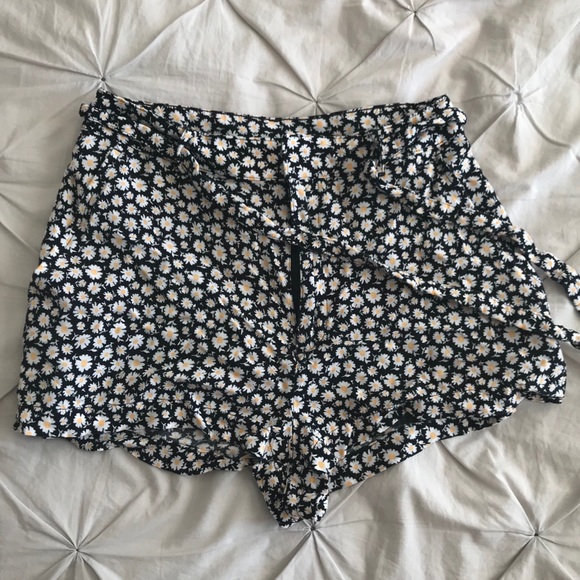 DIVIDED by H&M Shorts - Picture 2 of 4